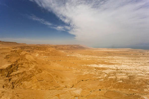 근처에 이스라엘 사막이었다 절정에 아래서 목욕하고 있었다 지평선 너머로 아름다운 — 스톡 사진