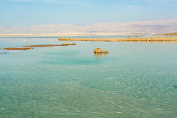 Neposkvrněná Pláž Mrtvého Moře Dlaždicemi Vznikající Pevninou Světlo Vlní Vodě — Stock fotografie