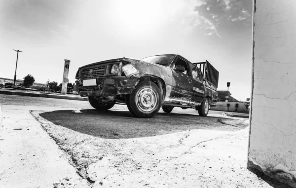 Foto Preto Branco Carro Destruído Com Alto Contraste Uma Carrinha — Fotografia de Stock