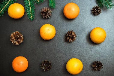 Noel arka plan kürk-ağaç dalları, koniler, kurutulmuş portakal ile