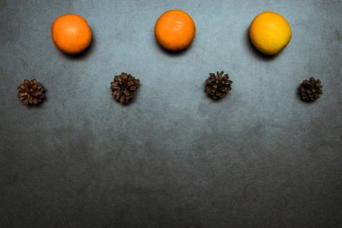 Noel arka plan kürk-ağaç dalları, koniler, kurutulmuş portakal ile