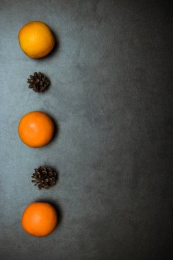 Noel arka plan kürk-ağaç dalları, koniler, kurutulmuş portakal ile