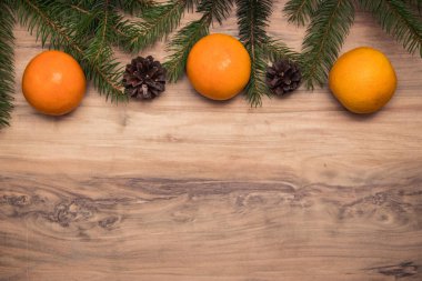 Noel arka plan kürk-ağaç dalları, koniler, kurutulmuş portakal ile
