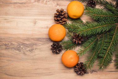 Noel arka plan kürk-ağaç dalları, koniler, kurutulmuş portakal ile
