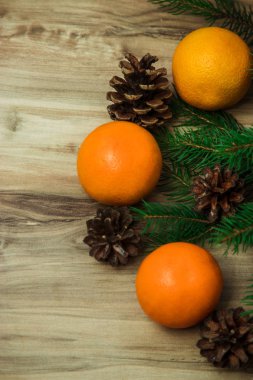 Noel arka plan kürk-ağaç dalları, koniler, kurutulmuş portakal ile