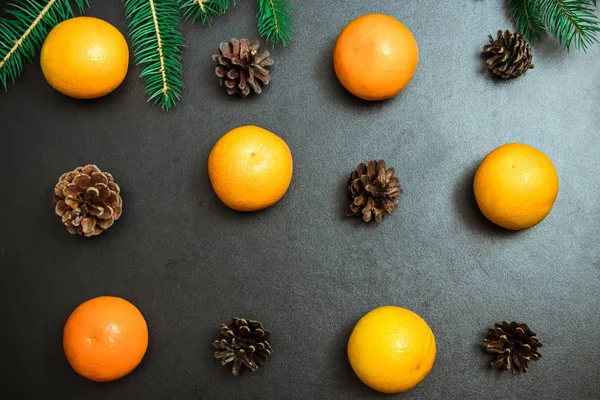 Noel arka plan kürk-ağaç dalları, koniler, kurutulmuş portakal ile