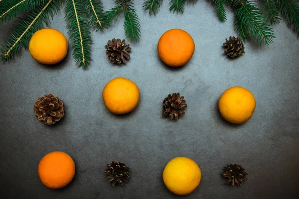 Noel arka plan kürk-ağaç dalları, koniler, kurutulmuş portakal ile