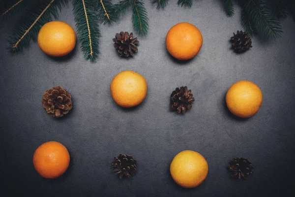 Noel arka plan kürk-ağaç dalları, koniler, kurutulmuş portakal ile