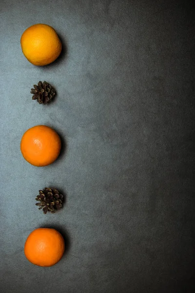 Fondo de Navidad con ramas de árbol de pelo, conos, naranja seca —  Fotos de Stock