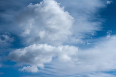 Beyaz bulutlu mavi gökyüzü