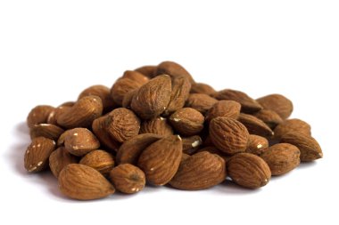 Beyaz bir arka plan üzerinde ceviz badem