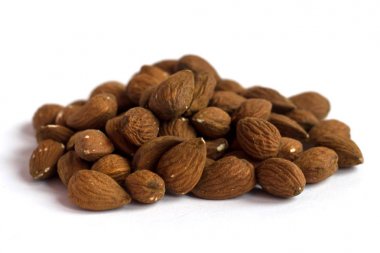 Beyaz bir arka plan üzerinde ceviz badem