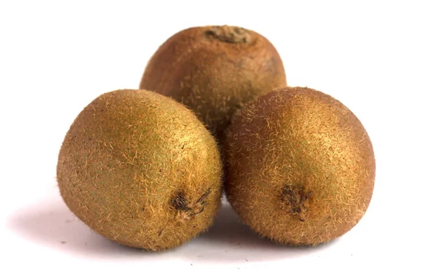 Üç KIFI meyve üzerinde beyaz bir arka plan