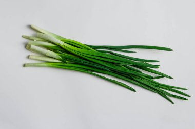 Beyaz arkaplanda soğan