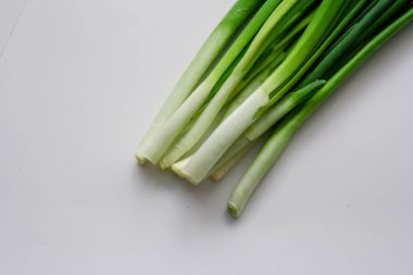 Beyaz arkaplanda soğan