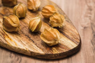 Ahşap arka plan üzerinde Physalis çilek ile