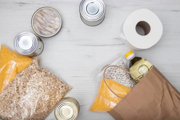 Hafif arka planda konserve yiyecekler, konserve yiyecekler ve kuru yiyecekler, yemek yağı ile bozulamaz, bağış konsepti.