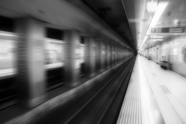 Desfoque de movimento em uma estação de trem — Fotografia de Stock