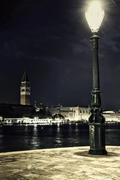 Lâmpada em Veneza com Lagoa e Bell Tower — Fotografia de Stock