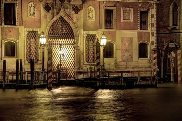 Puertas en un canal veneciano en HDR — Foto de Stock