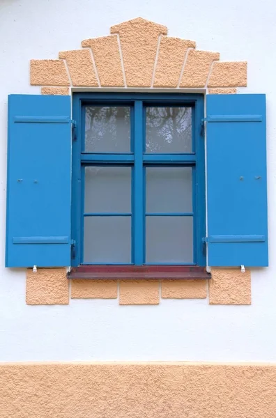 Fenêtre allemande avec volets bleus — Photo