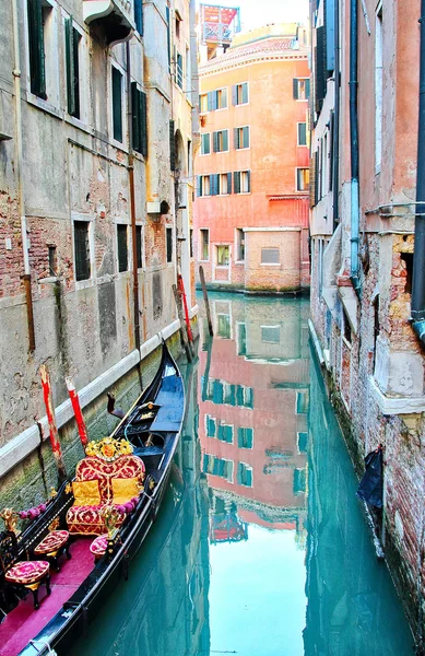 Canal de Venecia con góndola — Foto de Stock