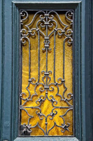 Fenêtre italienne en verre jaune — Photo