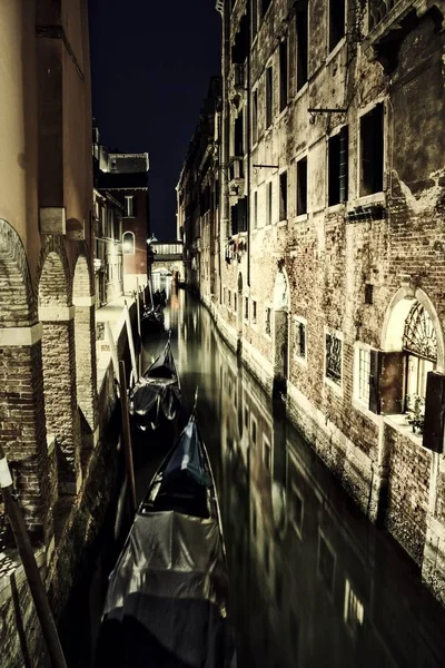 Canal de Venecia por la noche Italia — Foto de Stock