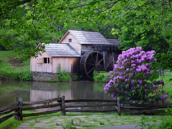 Alte Mühle im Frühling — Stockfoto