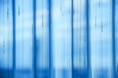 Odak içinde ve dışında her iki dikey bölümleri ile ince perdeler geçen ışık.