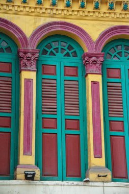 China Town Singapur'da çiçek ve sömürge tarzı içinde pencere eşiği.