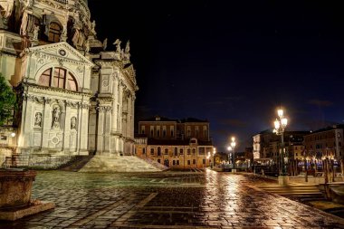 Basilica di Santa Maria Venedik geceleri.
