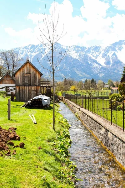 Vieux Moulin Sur Ruisseau Avec Les Alpes Arrière Plan — Photo