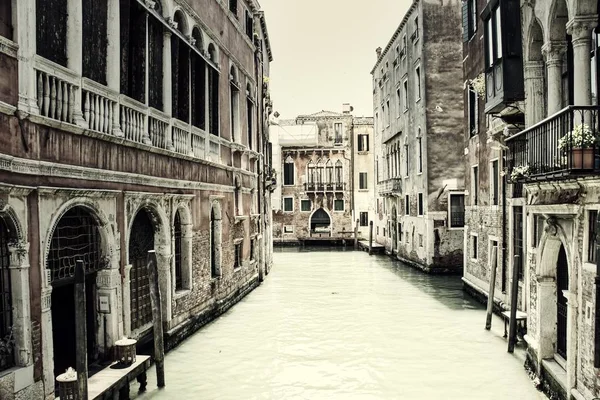 Vintage Képe Egy Ajtó Egy Épületet Velencei Canal Grande Mentén — Stock Fotó