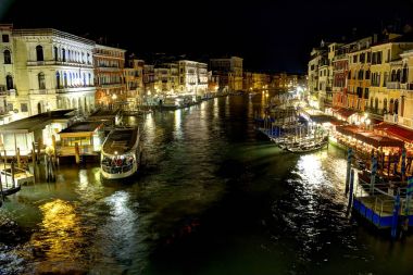 Grand Canal, Venice, İtalya High Dynamic Range Rialto Köprüsü alanında gece boyunca.