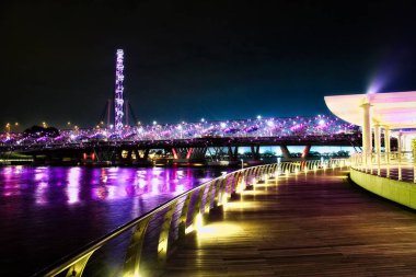 Gece saat görünümü Singapur gece yürüyen bir yolun.