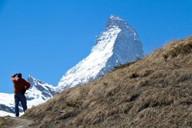 Bir uzun yürüyüşe çıkan kimse walker İsviçre Matterhorn doğru iz.