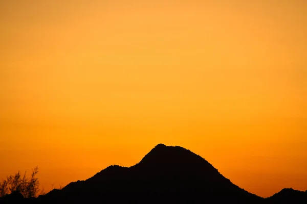 コピー スペースを提供する空と砂漠の山のシルエット — ストック写真