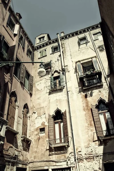 Geleneksel Venedik Binasında Ararken — Stok fotoğraf