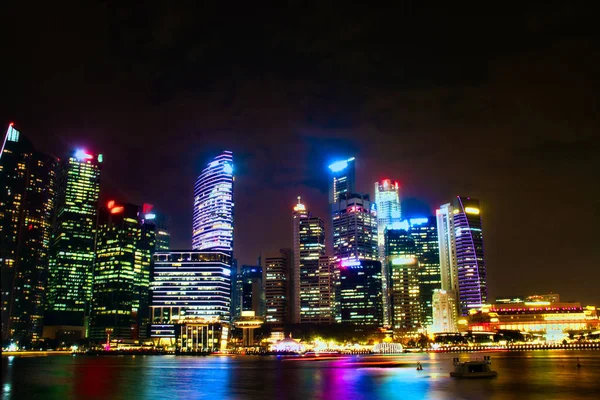 Ночной Вид Город Сингапур Множеством Разноцветных Огней Отраженных Воде — стоковое фото