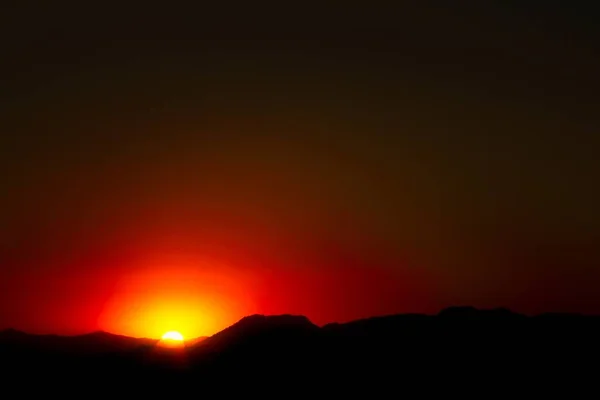 Arizona Çölü Nde Kırmızı Bir Bulutsuz Günbatımı — Stok fotoğraf