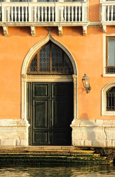 Bir Bina Boyunca Venedik Grand Canal Bir Kapıda — Stok fotoğraf