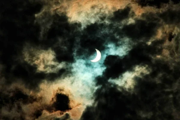 像日食和五颜六色的云一样的幻想 — 图库照片