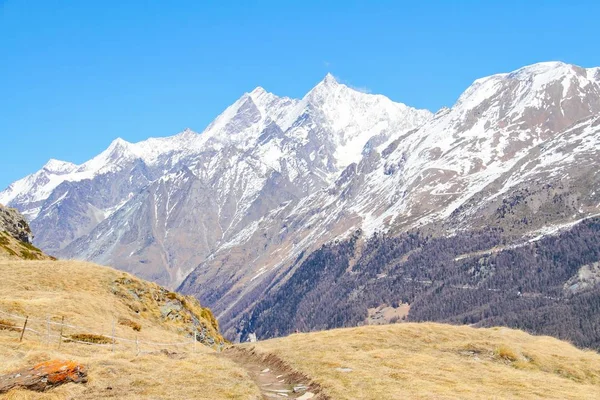 Sentiero Alta Montagna Con Cime Innevate Sullo Sfondo — Foto Stock