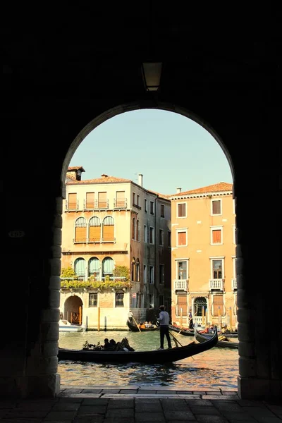 Arco Través Túnel Venecia Italia Con Vistas Canal Góndola — Foto de Stock