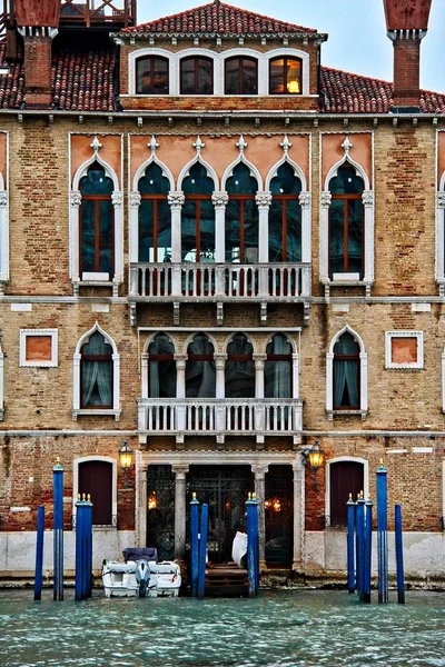 Ένα Κτίριο Ένα Κανάλι Στη Βενετία Ιταλία — Φωτογραφία Αρχείου