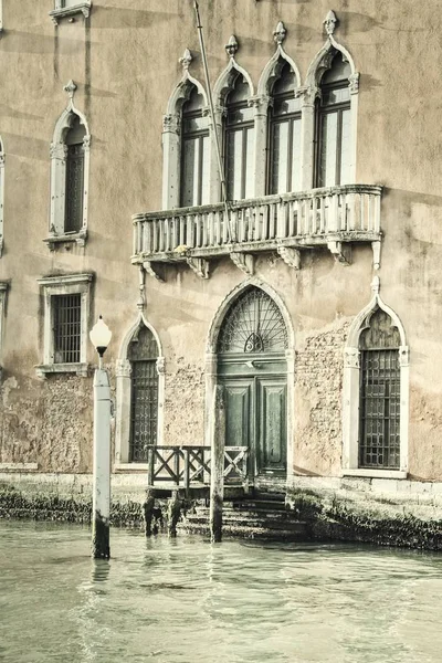 Vintage Képe Egy Ajtó Egy Épületet Velencei Canal Grande Mentén — Stock Fotó