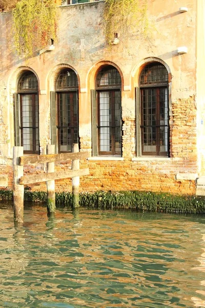 Windows Egy Épület Velencei Canal Grandéra — Stock Fotó