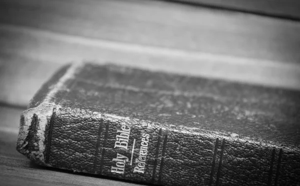 Une Bible Reposant Sur Côté Sur Une Table Bois Noir — Photo