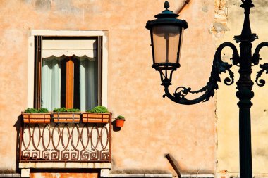 Venedik'te bir binanın ön planda hafif bir yazı ile bir windows.